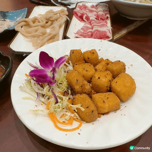 與一班舊朋友一起在九龍區的一家酒家吃無限時任食的港式打邊爐。...