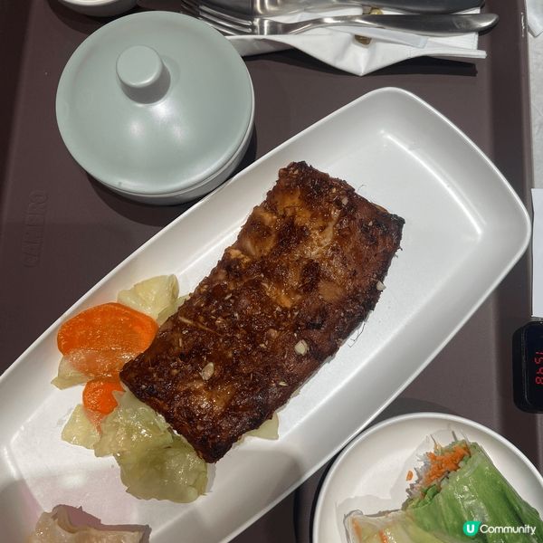 人生品味三文魚腩、海蝦、燒春雞及牛肋骨是很美味豐富有營養價值...