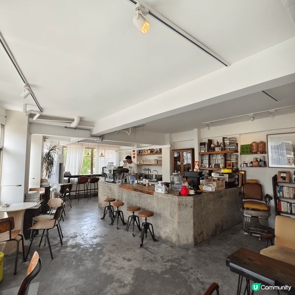 這家位於福建泉州小巷裡的咖啡店，直接把油條泡進咖啡裡！金黃酥...