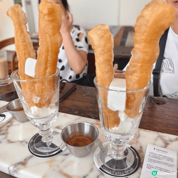 這家位於福建泉州小巷裡的咖啡店，直接把油條泡進咖啡裡！金黃酥...