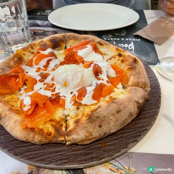 煙三文魚溫泉蛋pizza +油封鴨腿！😋 覓食好去處！