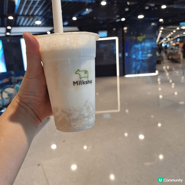 球场内歡呼震天，港人與日本球迷呐喊，同捧珍珠奶茶。這杯港式風...