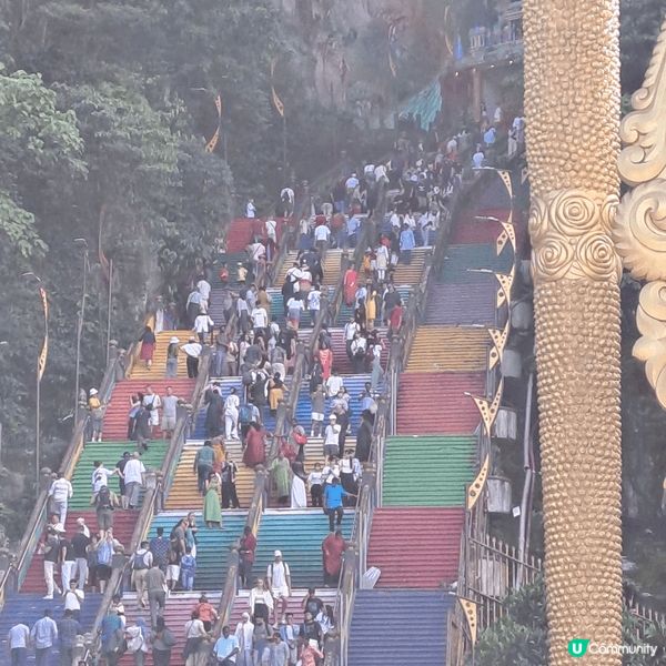 吉隆坡的黑風洞又名”彩虹階梯”‘，‘猴子樂園，而黑風洞也體現...