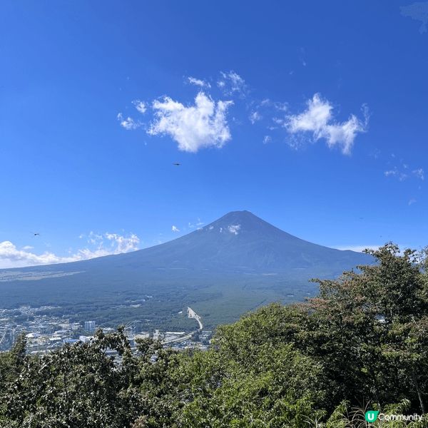 夏天探富士山就像開盲盒！成功解鎖「無雪限定版」山景，山頂線條...