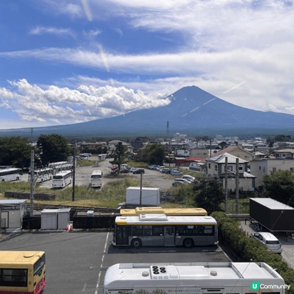 夏天探富士山就像開盲盒！成功解鎖「無雪限定版」山景，山頂線條...