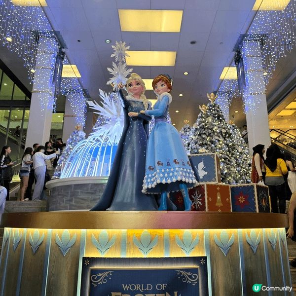2025香港海運大厦大門的聖誕節裝飾，今年的主題是和迪士尼合...