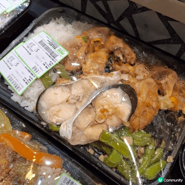 早排去咗某間超市買嘢時發現有性價比極高的兩餸飯啊！我目測佢哋...