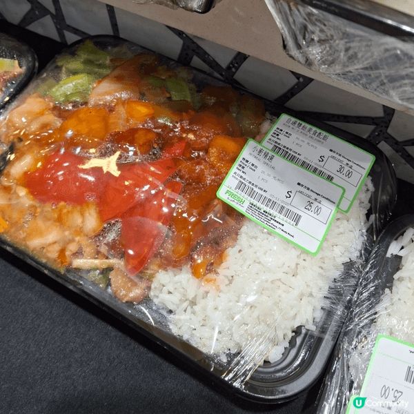 早排去咗某間超市買嘢時發現有性價比極高的兩餸飯啊！我目測佢哋...