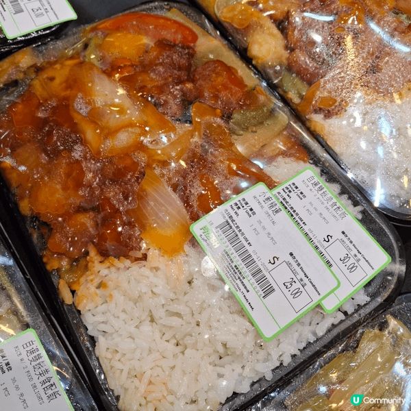 早排去咗某間超市買嘢時發現有性價比極高的兩餸飯啊！我目測佢哋...