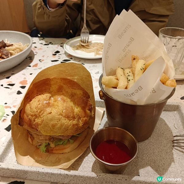 泰式燒豬頸肉菠蘿包漢堡