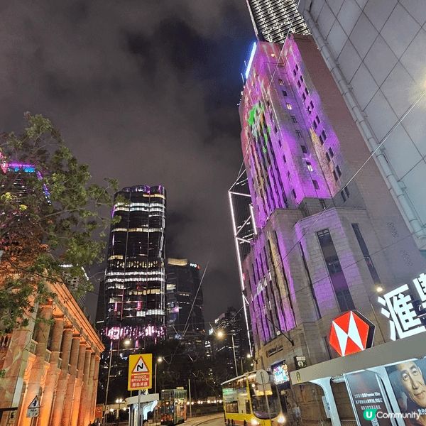 留港過聖誔，必去打卡熱點一定係中環皇后像廣場一帶，被商厦包圍...