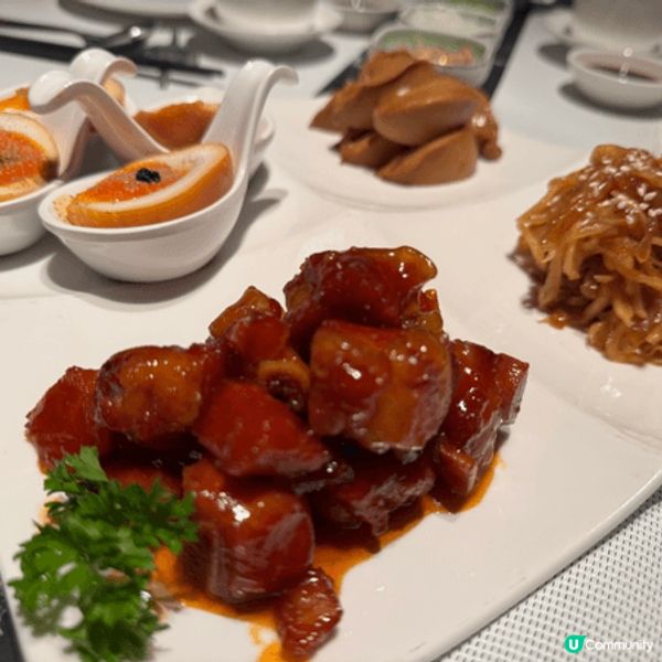 每年都會跟朋友去食大閘蟹慶祝，今天適逢萬聖節，食完晚飯再到尖...