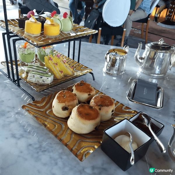 食過雞翼自助餐，再食酒店tea set，食多個士多啤梨甜品！...