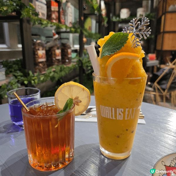 除夕夜去左油麻地砵蘭街一間樓上cafe，店舖叫慢理牆城，呢個...