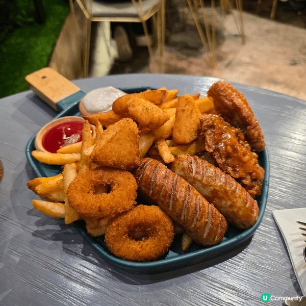 除夕夜去左油麻地砵蘭街一間樓上cafe，店舖叫慢理牆城，呢個...