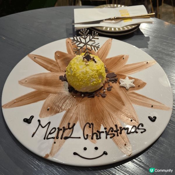 除夕夜去左油麻地砵蘭街一間樓上cafe，店舖叫慢理牆城，呢個...