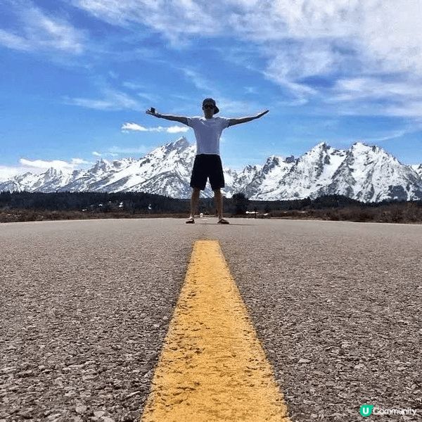 我正在享受大自然的壯麗景色。一排壯觀的雪山，天空湛藍，有些白...
