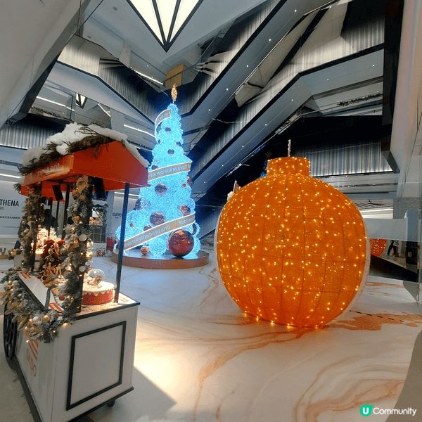 在啟德雙子匯二期，樓下有好靚嘅發光聖誕節裝飾拍照，還可到8樓...