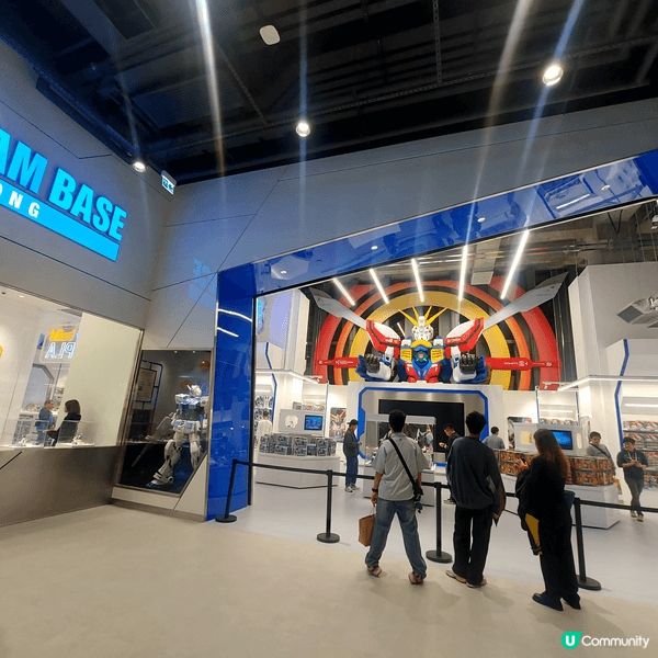 在啟德雙子匯二期，樓下有好靚嘅發光聖誕節裝飾拍照，還可到8樓...