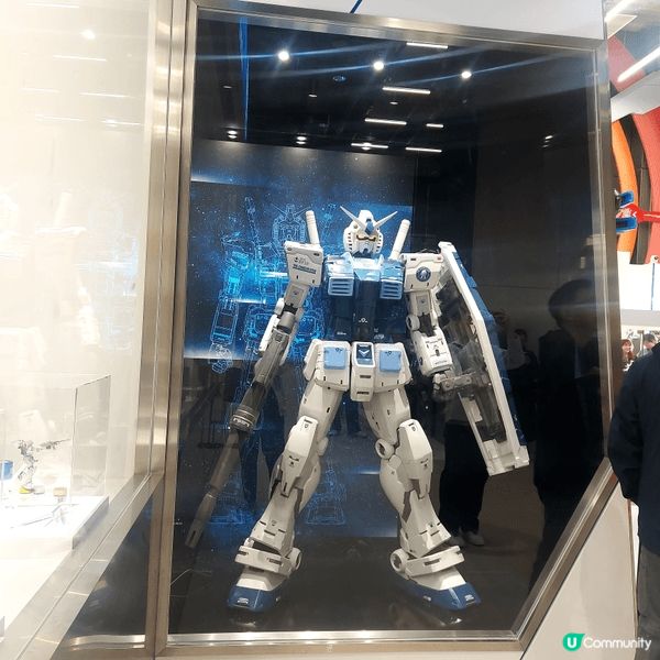 在啟德雙子匯二期，樓下有好靚嘅發光聖誕節裝飾拍照，還可到8樓...