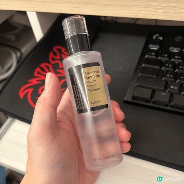 COSRX 蝸牛修復精華液，質地非常輕盈，拍上臉秒吸收不黏膩...
