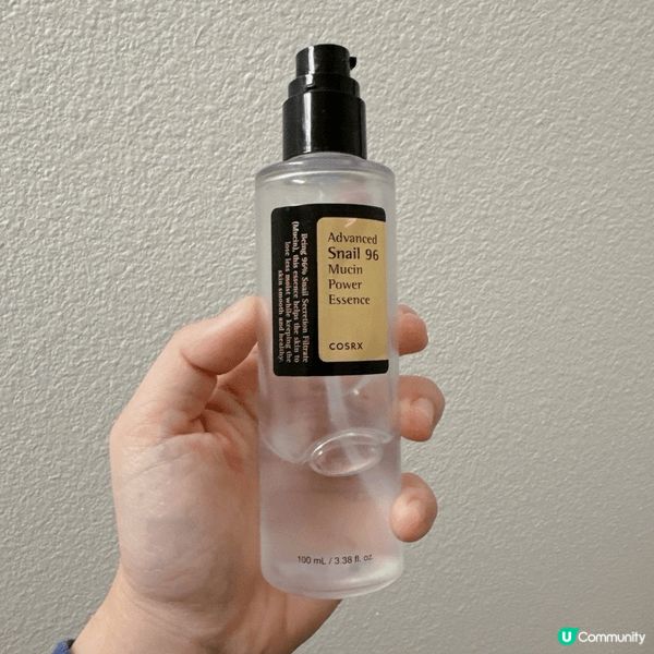 COSRX 蝸牛修復精華液，質地非常輕盈，拍上臉秒吸收不黏膩...