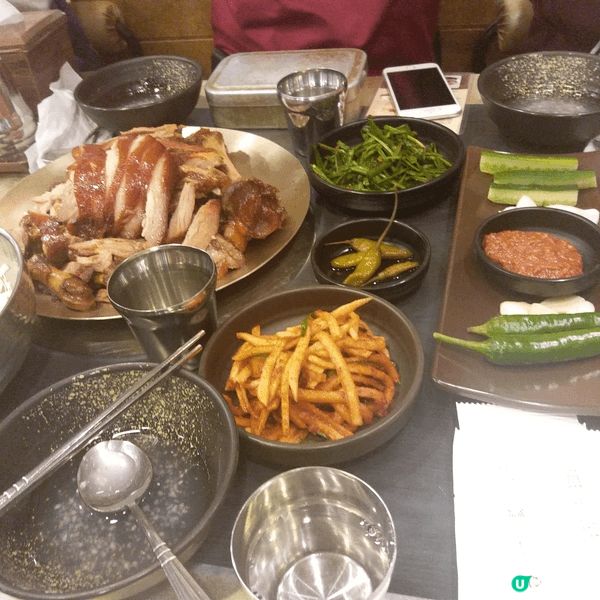 以上圖片是韓國著名的食物, 例如：滷豬手、人蔘雞湯、韓國燒烤...