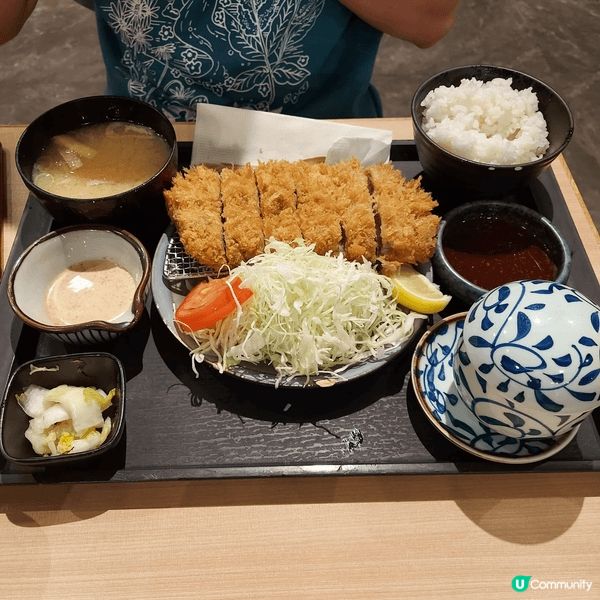 猪扒鬆軟好味，鲍魚冬菇雜拼豐富滿足，沙律餅包美味可口，睇見都...