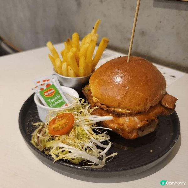 朋友介紹，觀塘有間西餐，價錢親民，最平既意粉都唔使$70就搞...