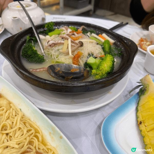 呢間位於將軍澳翠湖金閣酒樓，叫左孖寶套餐，海鮮雜菜煲份量十足...