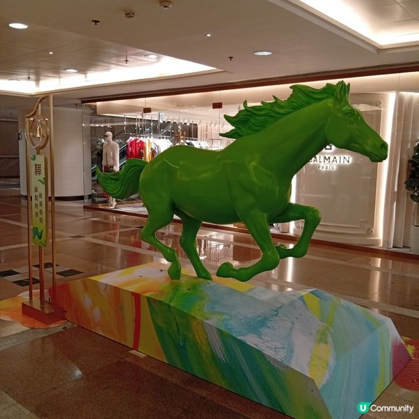 今個馬年，海港城與本地藝術家黃家樂合作打造大型裝置新春互動區...