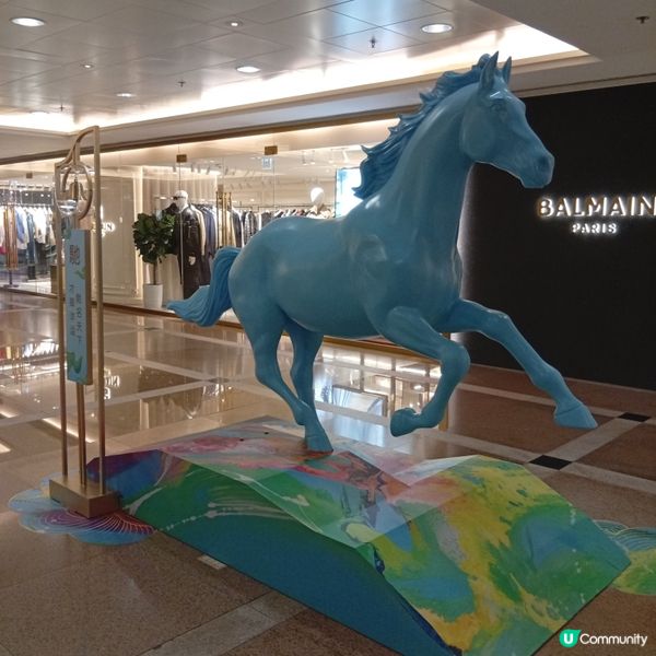 今個馬年，海港城與本地藝術家黃家樂合作打造大型裝置新春互動區...