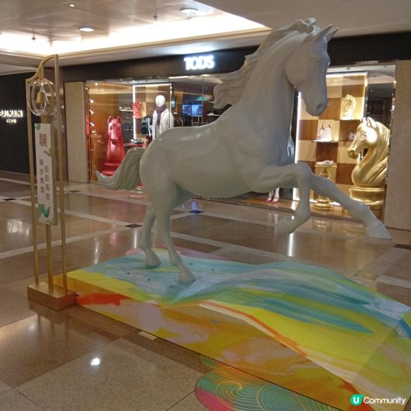 今個馬年，海港城與本地藝術家黃家樂合作打造大型裝置新春互動區...