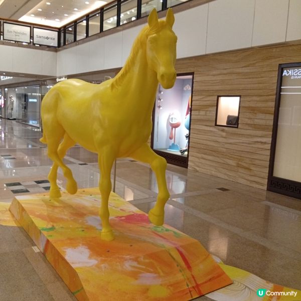 今個馬年，海港城與本地藝術家黃家樂合作打造大型裝置新春互動區...