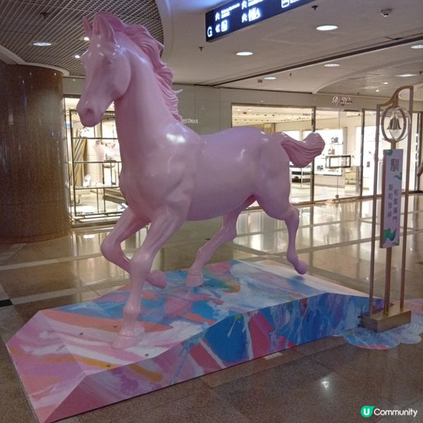 今個馬年，海港城與本地藝術家黃家樂合作打造大型裝置新春互動區...