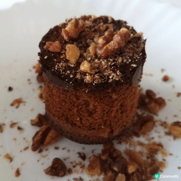 朱古力小蛋糕以精緻鳳梨與火龍果乾點綴。