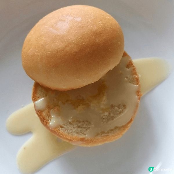 朱古力小蛋糕以精緻鳳梨與火龍果乾點綴。