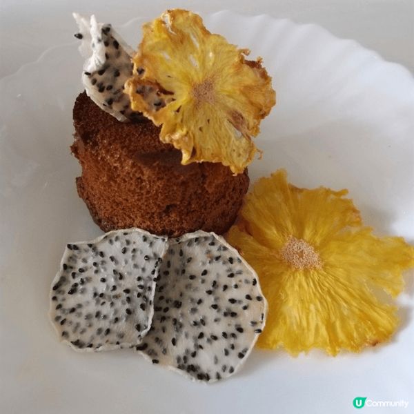 朱古力小蛋糕以精緻鳳梨與火龍果乾點綴。