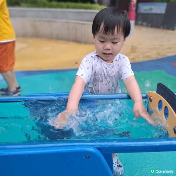 屯門公園的環境非常適合家庭活動，綠樹成蔭，空氣清新。  到了...
