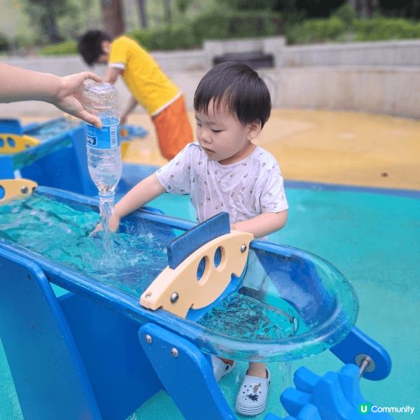 屯門公園的環境非常適合家庭活動，綠樹成蔭，空氣清新。  到了...