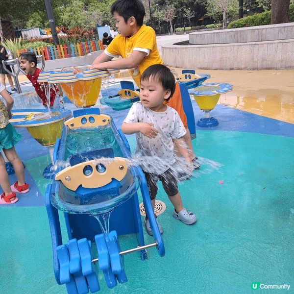 屯門公園的環境非常適合家庭活動，綠樹成蔭，空氣清新。  到了...
