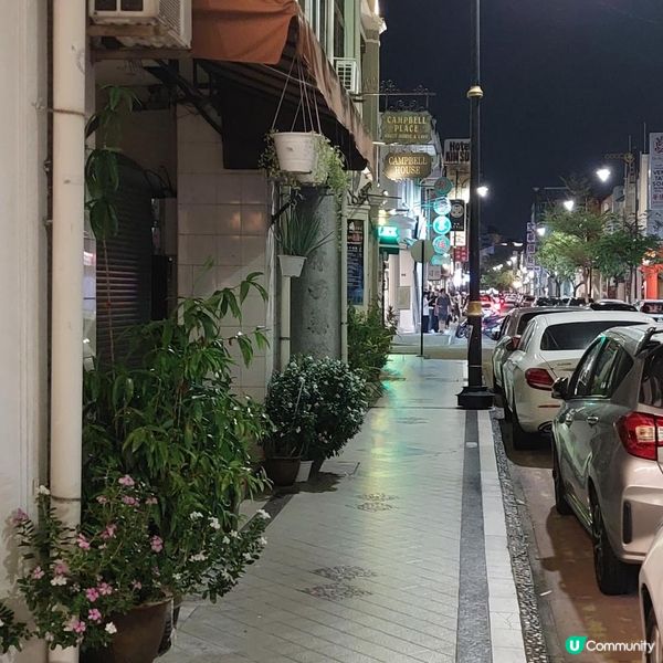 陪家人慢旅在檳城喬治市的街道上