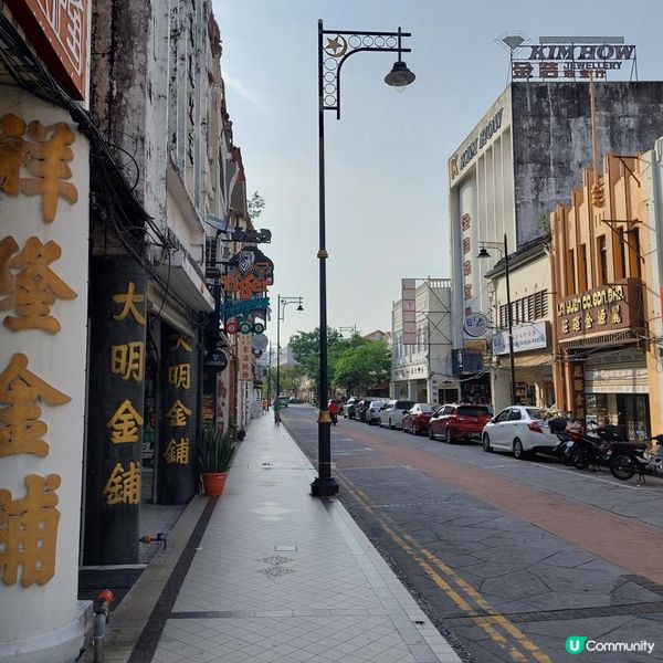 陪家人慢旅在檳城喬治市的街道上