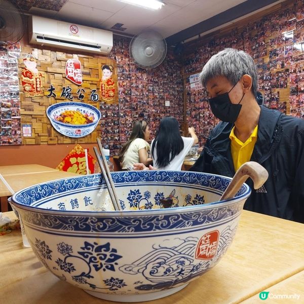 陪家人慢旅在檳城喬治市的街道上