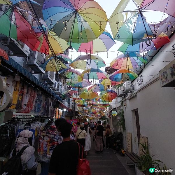 陪家人慢旅在檳城喬治市的街道上