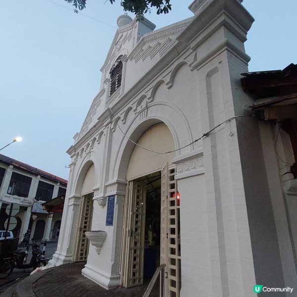 陪家人慢旅在檳城喬治市的街道上