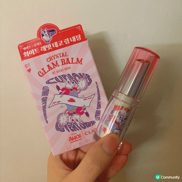 呢隻唇膏質地水潤💧而且不黏膩👄可以營造出仙氣十足嘅透亮光澤感...
