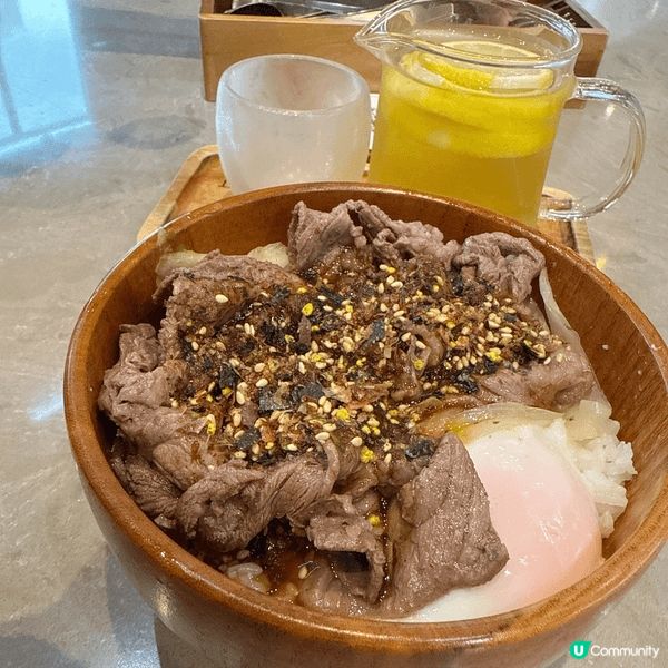 溫泉蛋牛肉飯，牛肉有少少鞋，牛肉汁偏酸，不過撈埋落飯到就啱啱...