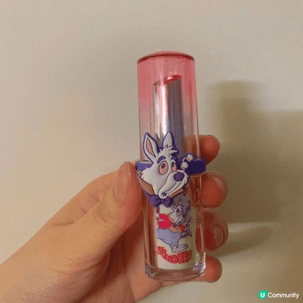 呢隻唇膏質地水潤💧而且不黏膩👄可以營造出仙氣十足嘅透亮光澤感...