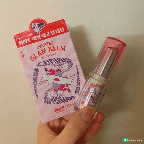 呢隻唇膏質地水潤💧而且不黏膩👄可以營造出仙氣十足嘅透亮光澤感...
